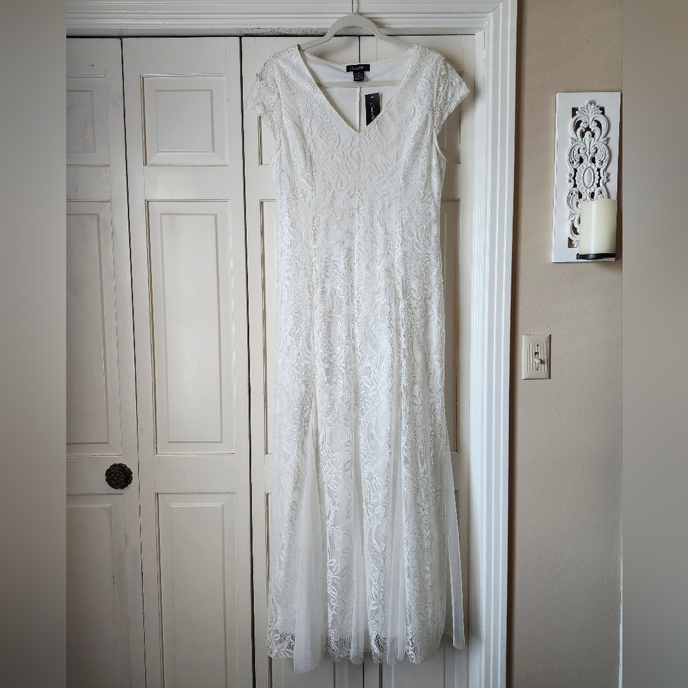 Elegant White Lace Maxi Dress with V-Neck
